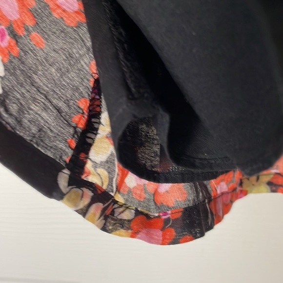 The GAP DRESS Floral print size 10 lined. Sleeveless zipper on side Elastic TOP - Picture 3 of 7